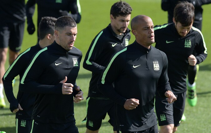 Kompany (rechts) en Kolarov op training bij City.