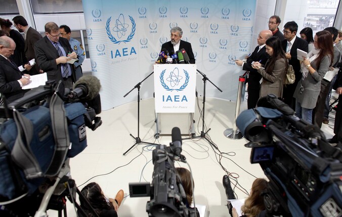 Ali Asghar Soltaniyeh spreekt de media toe.