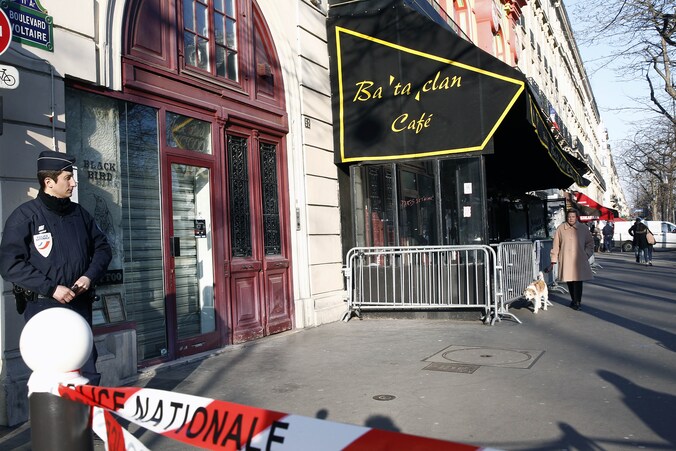 Een Franse agent houdt de wacht bij concertzaal Bataclan.