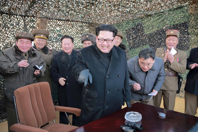 De Noord-Koreaanse leider Kim Jong-un bij een raketlancering op 4 maart.