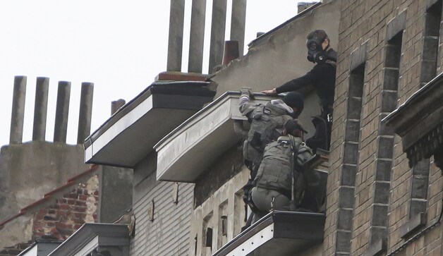 Bij een raid op een woning in Molenbeek op 16 november wordt de voortvluchtige Abdeslam niet gevonden.