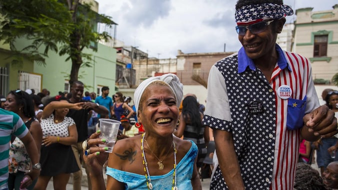 Cubanen dansen op een feest in Havanna aan de vooravond van het bezoek van president Obama