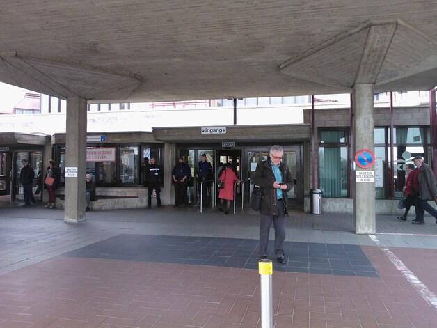 Ook aan de ingang van het UZ Gasthuisberg staan er extra agenten.