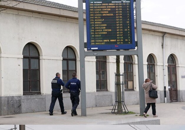 Agenten aan het station van Tienen waar een trein onderweg naar Brussel gestrand is.