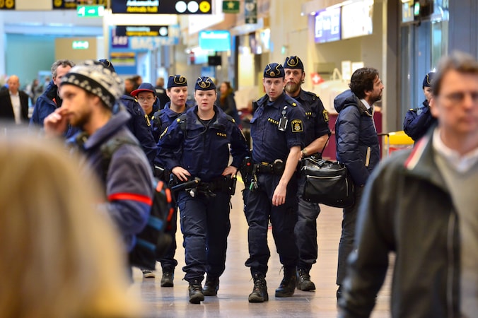 De Zweedse politie in de Arlanda-luchthaven van Stockholm.