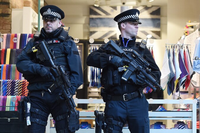 Zwaarbewapende Britse agenten in het St. Pancras station in Londen op de dag van de aanslagen in Brussel.