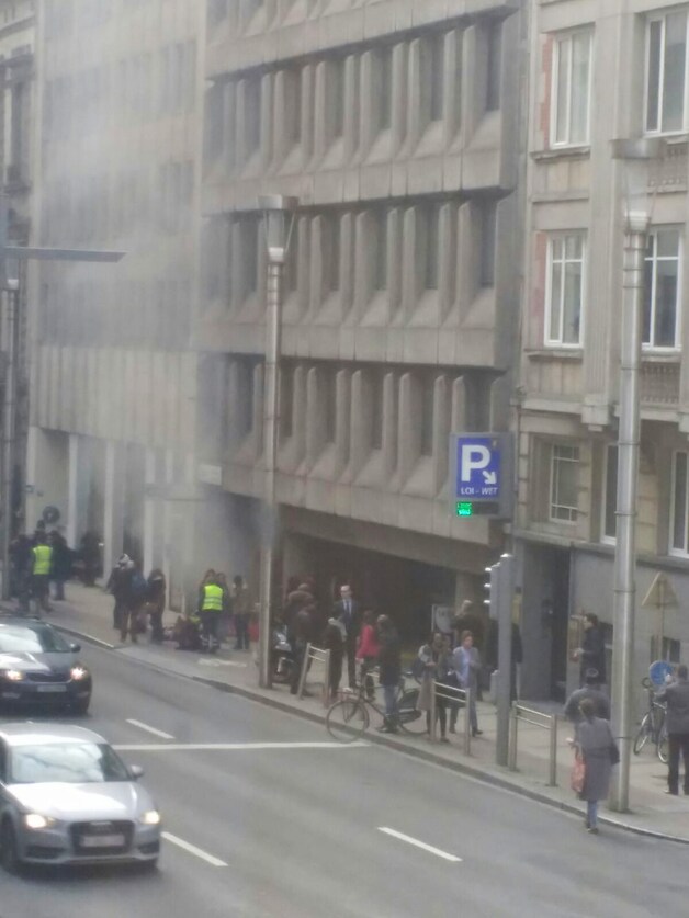 Rook stijgt op uit het metrostation van Maalbeek na de explosies.