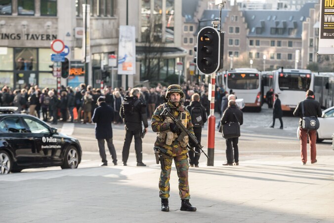 De grote Brusselse stations zijn open maar slechts bereikbaar via een ingang. Er zullen ook controles zijn. Reizigers komen best op tijd aan.