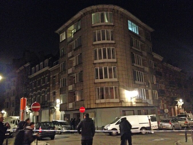 Bij de huiszoeking in het pand in de Schaarbeekse Max Roosstraat troffen de ordediensten 15 kilo acetonperoxide aan.