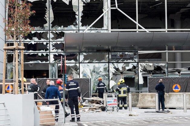 Hulpverleners aan de gehavende luchthaven van Zaventem.