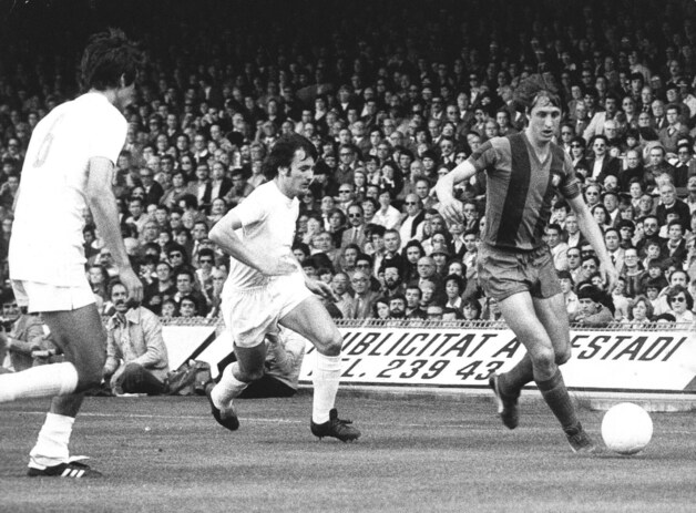 Cruijff in 1978 namens Barcelona in actie in de Clásico tegen Real Madrid.