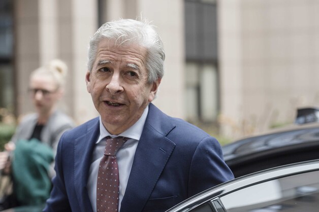 Nederlands minister Ronald Plasterk, die de vergadering voorzit, bij zijn aankomst op het overleg.