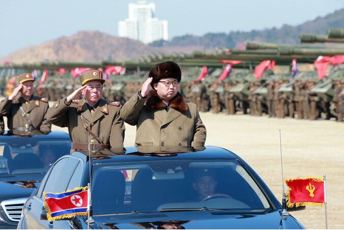 Op deze foto die werd vrijgegeven door het Noord-Koreaanse persagentschap is te zien hoe dictator Kim Jong-un de artillerievoorraad van het land inspecteert.