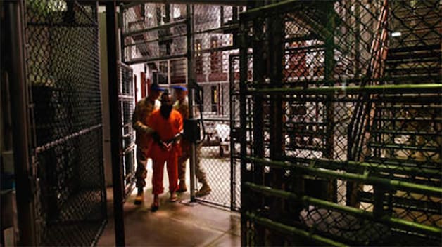 De gevangenisschepen zouden goedkoper zijn dan Guantánamo Bay.
