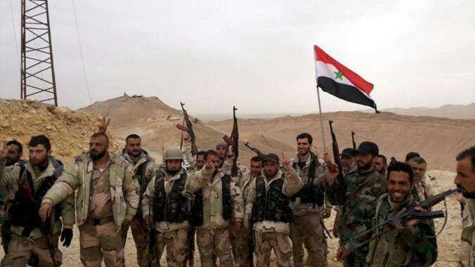 Syrische regeringssoldaten vieren de herovering van gebied rond Palmyra
