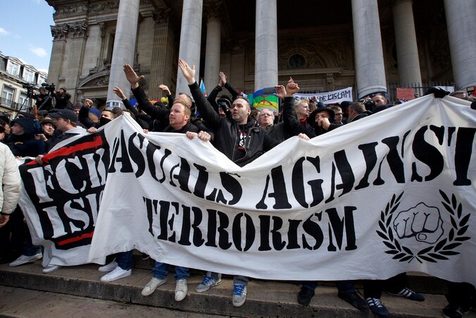 Enkele hooligans brachten de Hitlergroet.