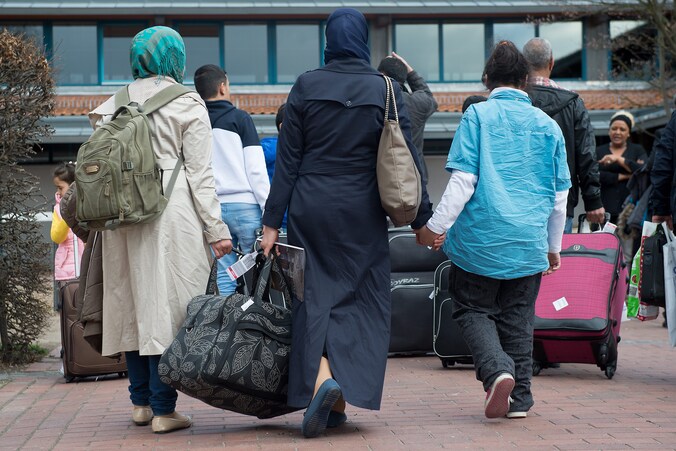 Syrische vluchtelingen kwamen gisteren per vliegtuig uit Turkije aan in een registratiekamp in Friedland.