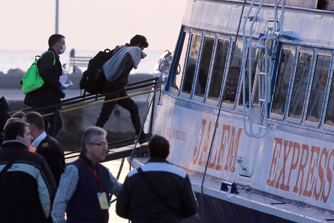 Frontex escorteert migranten.