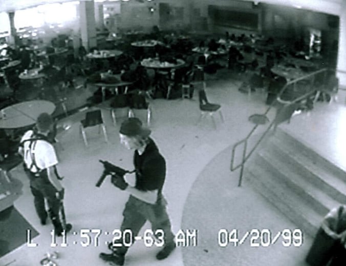 Dylan Klebold (rechts) die met zijn klasgenoot Eric Harris (links) twaalf studenten en een leraar doodschoot in de school van Columbine op 20 april 1999. Die schietpartij werd een inspiratiebron voor andere schutters.