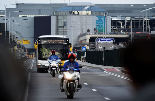 Beeld van een Lijnbus die op de dag van de aanslagen van de luchthaven werd weggeleid.