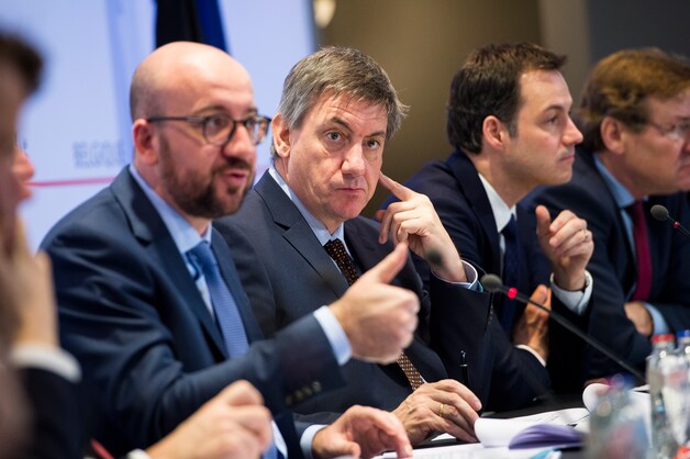 Premier Michel werd door zijn bijna voltallige regeringsploeg geflankeerd.