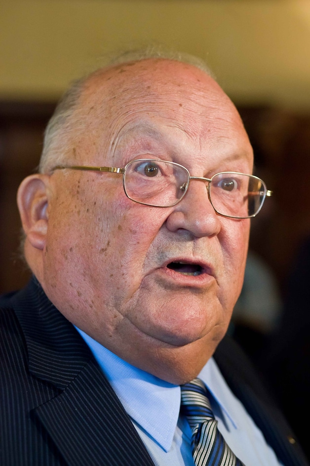 Vicevoorzitter van de Conventie van Lissabon Jean-Luc Dehaene verdedigde het idee van de uitstapmogelijkheid in 2004 met het argument dat het een positieve psychologische impact zou hebben op eurosceptische landen, door het gevoel te creëren "dat men niet opgesloten zit in de Unie".