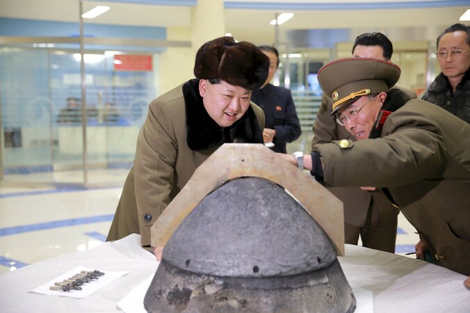 De Noord-Koreaanse leider Kim Jong-Un bekijkt een raketkop in een van de typische propagandafoto's die de Noord-Koreaanse overheid op regelmatige tijdstippen vrijgeeft.