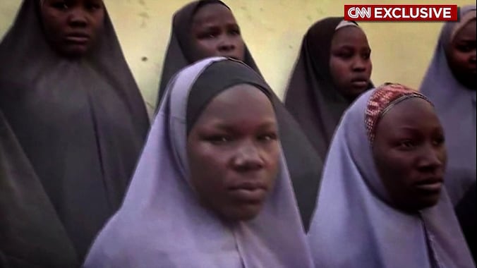 Eerdere beelden van de ontvoerde meisjes door Boko Haram. Deze video werd op 14 april 2016 de wereld ingestuurd.