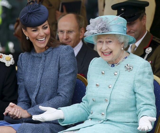 Elizabeth (rechts) met haar schoonkleindochter Kate, Duchess of Cambridge.