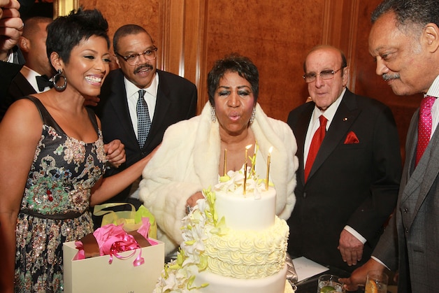 Zangeres Aretha Franklin met Clive Davis en Rev. Jesse Jackson Sr. ter ere van Franklin's 74th verjaardag in New York.