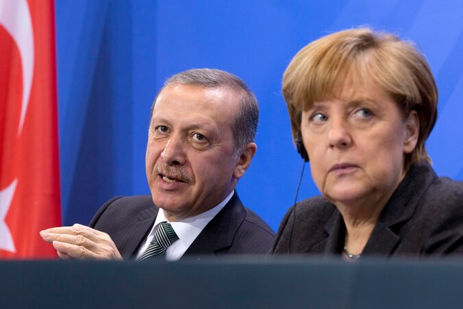 Erdogan en Merkel in februari vorig jaar, tijdens een gezamenlijke persconferentie.
