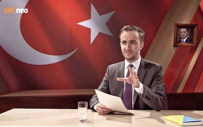 Jan Böhmermann bracht zijn gedicht over Erdogan op tv.