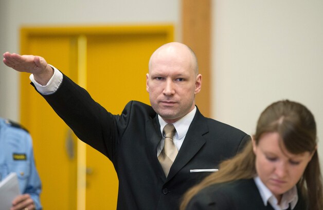 Bij aankomst op zijn proces tegen de Noorse staat in maart bracht Breivik een nazigroet.