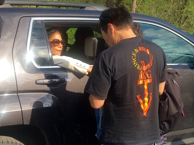Sheila E. stelt een Prince-fan gerust aan de ingang van Paisley Park.