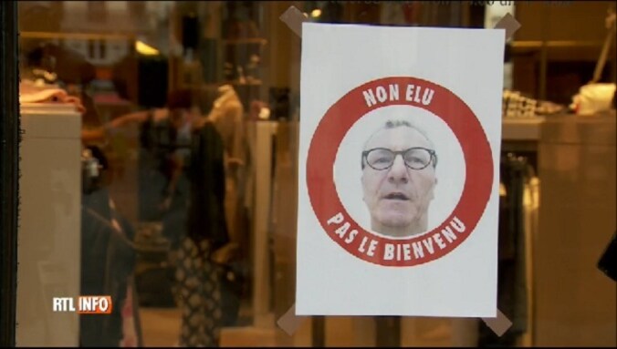 Misnoegde winkeliers hebben deze affiche aan hun raam geplakt.