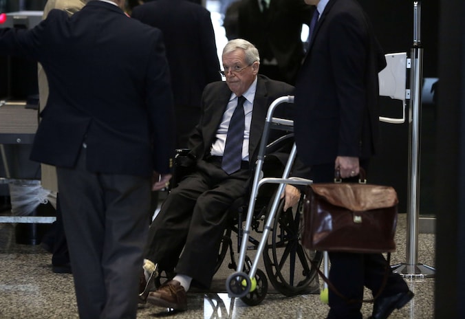 Dennis Hastert, een voormalige voorzitter van het Amerikaanse Huis van Afgevaardigden, moet de cel in.