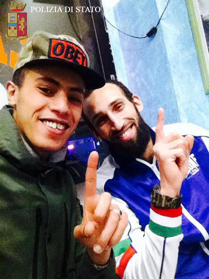 Abderrahmane Khachia en Abderrahim Moutahrrik (rechts), twee van de zes opgepakte personen.