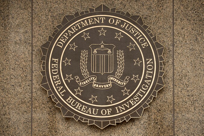 Het logo van de FBI op het J. Edgar Hoover FBI Building in Wahsington.