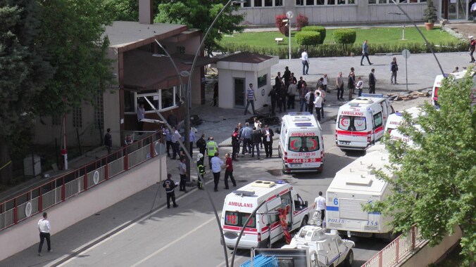 Ambulances bij het politiebureau in Gaziantep.