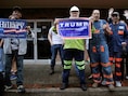 Aanhangers van Hillary Clinton en van Donald Trump op een campagnebijeenkomst in West Virginia.