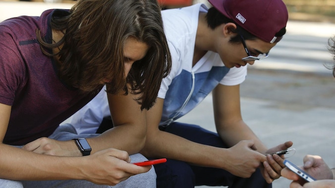 Jongeren in Sao Paulo zijn bezig met hun telefoon. WhatsApp is razendpopulair in Brazilië.