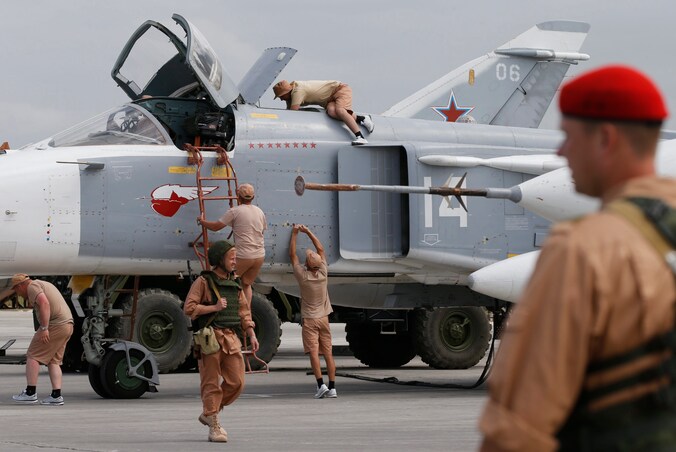 Een Russische Su-24 straaljager wordt nagekeken voor technisch onderhoud op een luchtmachtbasis in Latakia, een stad onder controle van het Syrische regime.