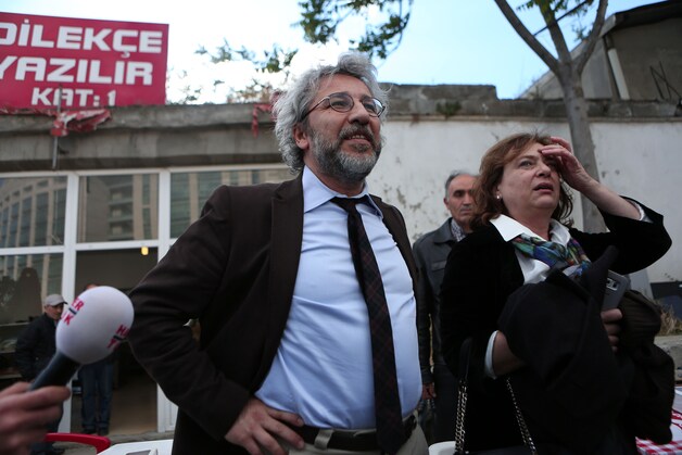 Dündar en zijn echtgenote, net na de aanslag vanmiddag.