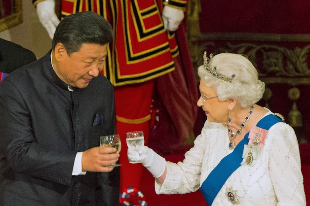 Elizabeth klinkt met de Chinese President Xi Jinping.
