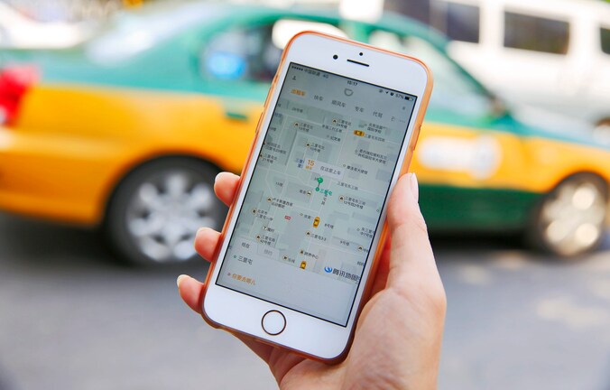 Een gebruiker van Didi Chixung wacht op een taxi in Peking.
