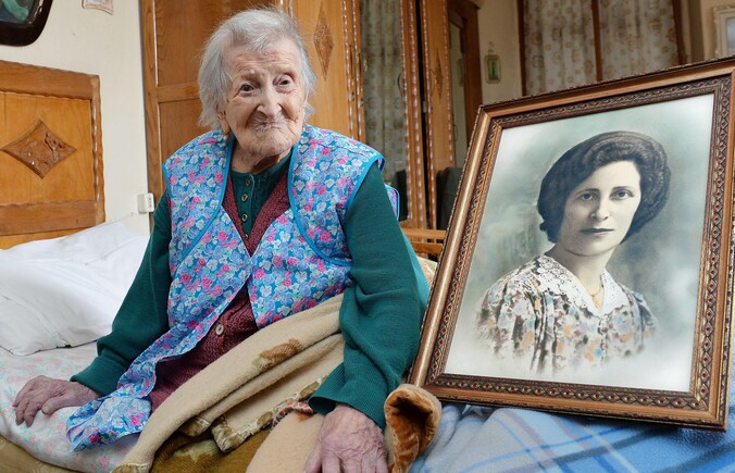 Emma Morano in 2016, naast een portret van haar uit 1930.