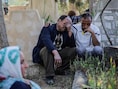 Turkse burgers in Kilis in tranen op een begrafenis, nadat vijf raketten vanuit IS-gecontroleerd gebied in Syrië de grensstad troffen.