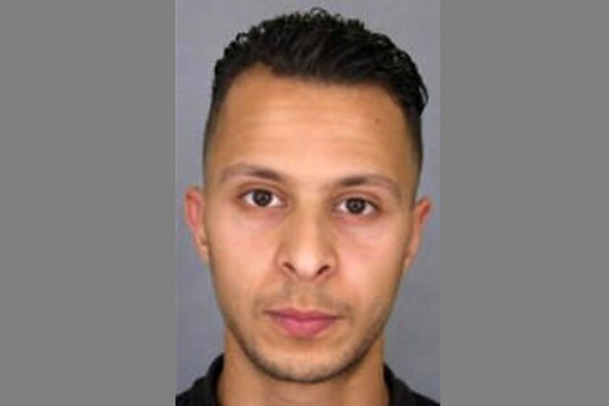 Salah Abdeslam staat de klok rond onder cameratoezicht in de gevangenis. Dat een parlementslid beelden daarvan kon bekijken en daarover zijn relaas deed in de pers, zit Abdeslams advocaat zeer hoog.