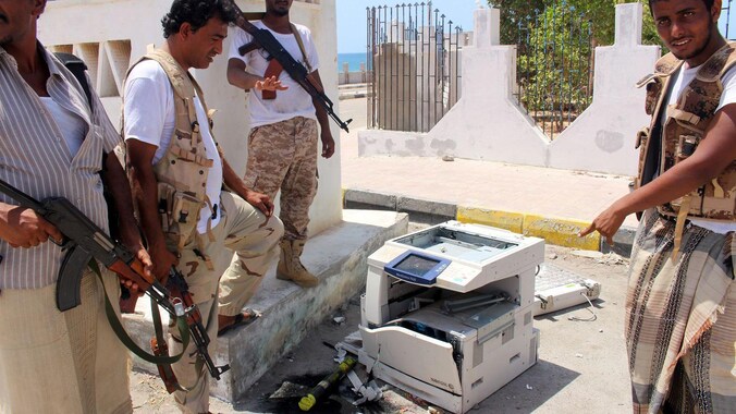 Jemenitische soldaten in een veiligheidspost net buiten de stad Mukalla staan bij een kopieermachine die volgeladen zou zijn met explosieven.