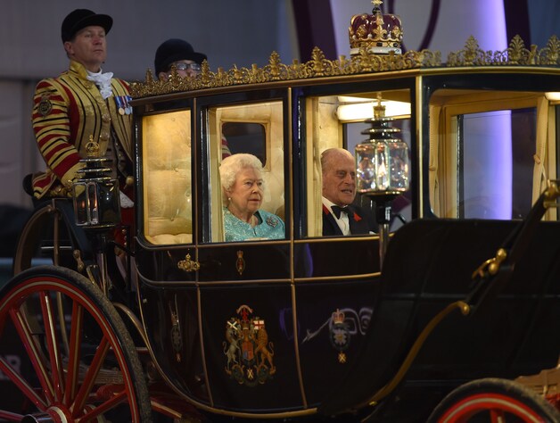 Koningin Elizabeth II en Prins Philip kwamen toe in een paardenkoets.